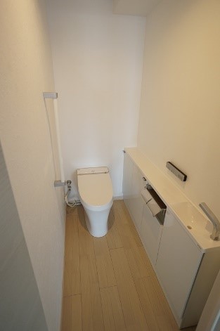 シンプルで機能性抜群なトイレにリフォームの事例写真