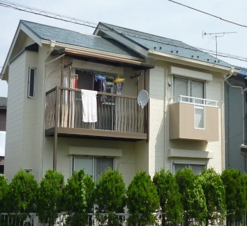 汚れが広い外壁を外壁塗装してきれいで明るい外壁にリフォームの事例写真