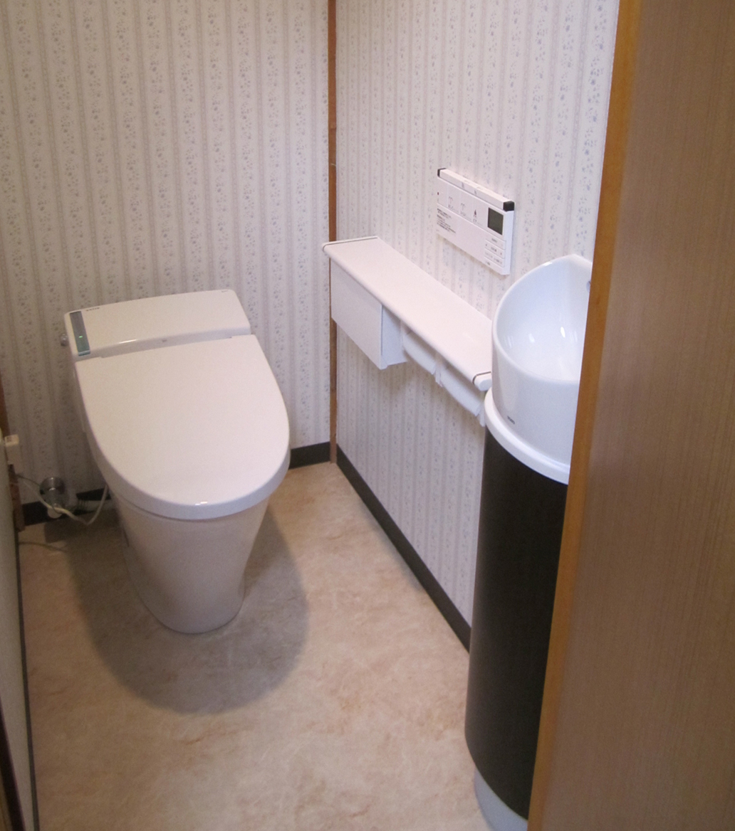 和式トイレでは段差が不便でしたが、廊下と床の高さを合わせることで快適なトイレになりました。コンパクトでシンプルなデザインの各設備を取り入れた事例写真