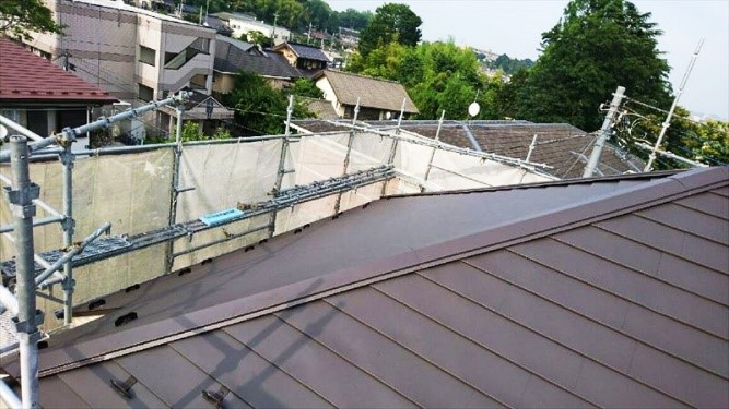 塗装が剝がれた屋根を重ね葺きにてリフォームの事例写真