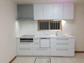 白を基調とした洗練されたキッチンにリフォームの事例写真