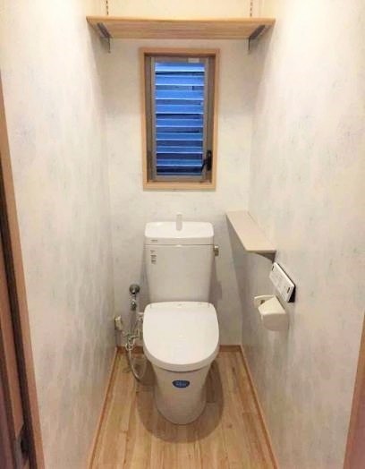 トイレ交換と内装リフォームでさわやかなトイレにリフォーム！の事例写真