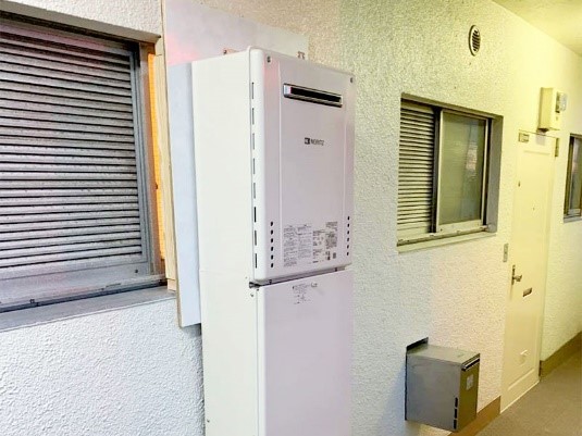 バランス釜の給湯器を外に出して給湯器を交換するリフォームの事例写真