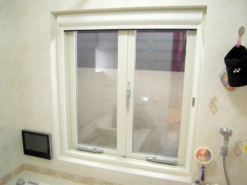 二重窓にして断熱機能を高めるリフォームの事例写真
