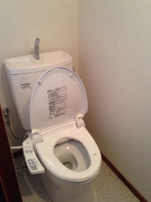 古くなったトイレを一新し、ウォシュレット付きのトイレにリフォームの事例写真