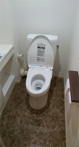 綺麗で機能的なトイレにリフォームの事例写真