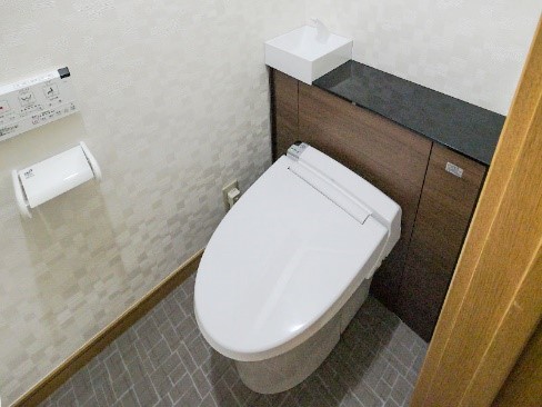 タンクレストイレに交換し、クロスもエコカラットに!の事例写真
