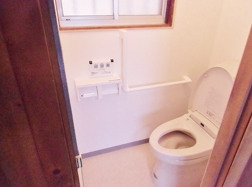 和式トイレを広々とした洋式トイレにリフォームの事例写真