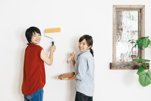 内装をDIYしている女性2人