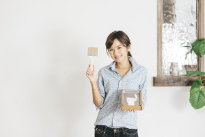 内装をDIYしている女性