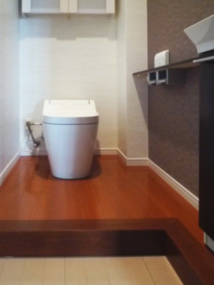 トイレの床のリフォームを完全解説 費用相場や床材の選び方 注意点 失敗しないリフォーム会社選びは リフォームガイド