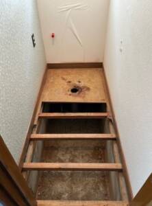 トイレの床を張り替えている様子