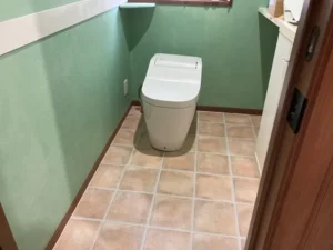 フロアタイルに張り替えたトイレリフォーム事例