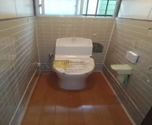 フローリングに張り替えたトイレリフォーム事例