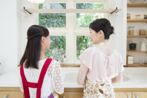 キッチンの前で話している女性2人