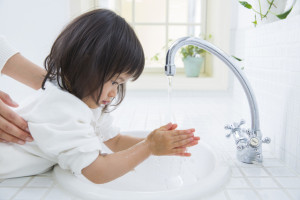 洗面所で手を洗っている女の子