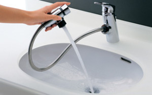 2-4.洗面台で洗髪、水汲みなどをする人におすすめ！シャワー水栓 メーカー