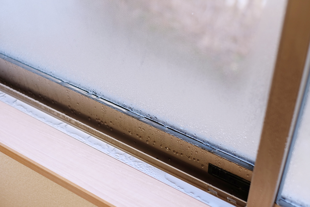 窓枠の湿気
