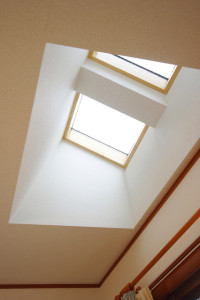 天窓を設置する際に天井からの直射日光対策をする