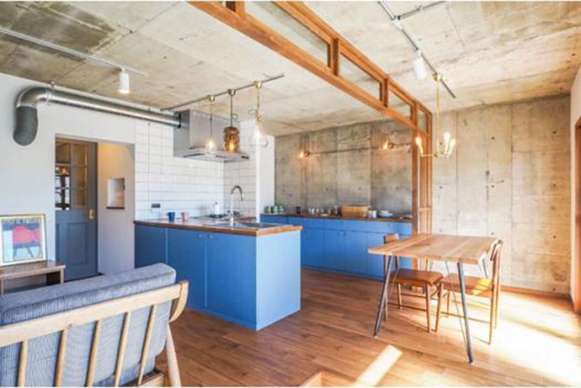 鮮やかなブルーのオープンキッチン