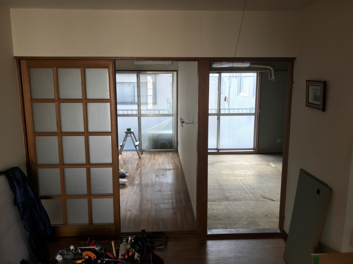壁で区切られた狭い2部屋