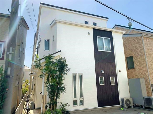 アイボリー×ブラウン外壁の家①