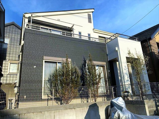 ダークグレー×白の外壁事例３