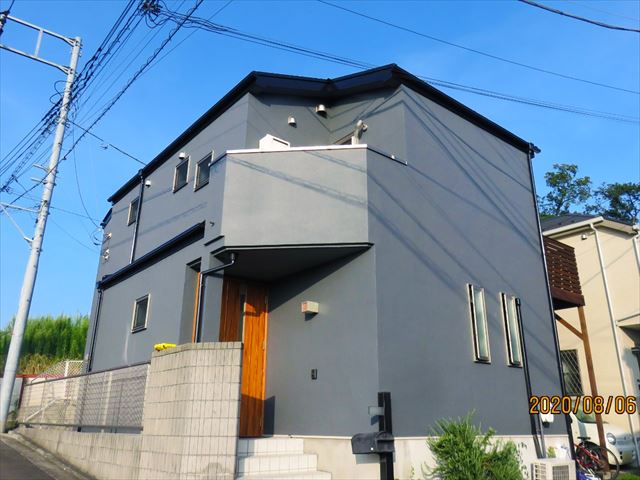 グレー×茶色ドアの外壁事例