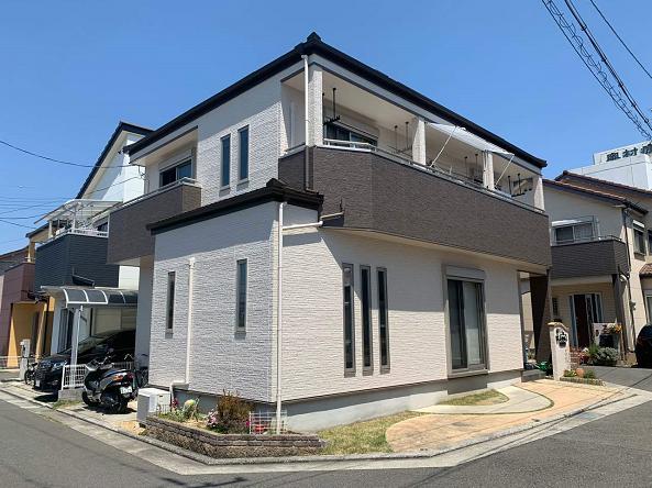 真っ白な外壁に濃いブラウンを取り入れ、エレガントな印象を与えた事例