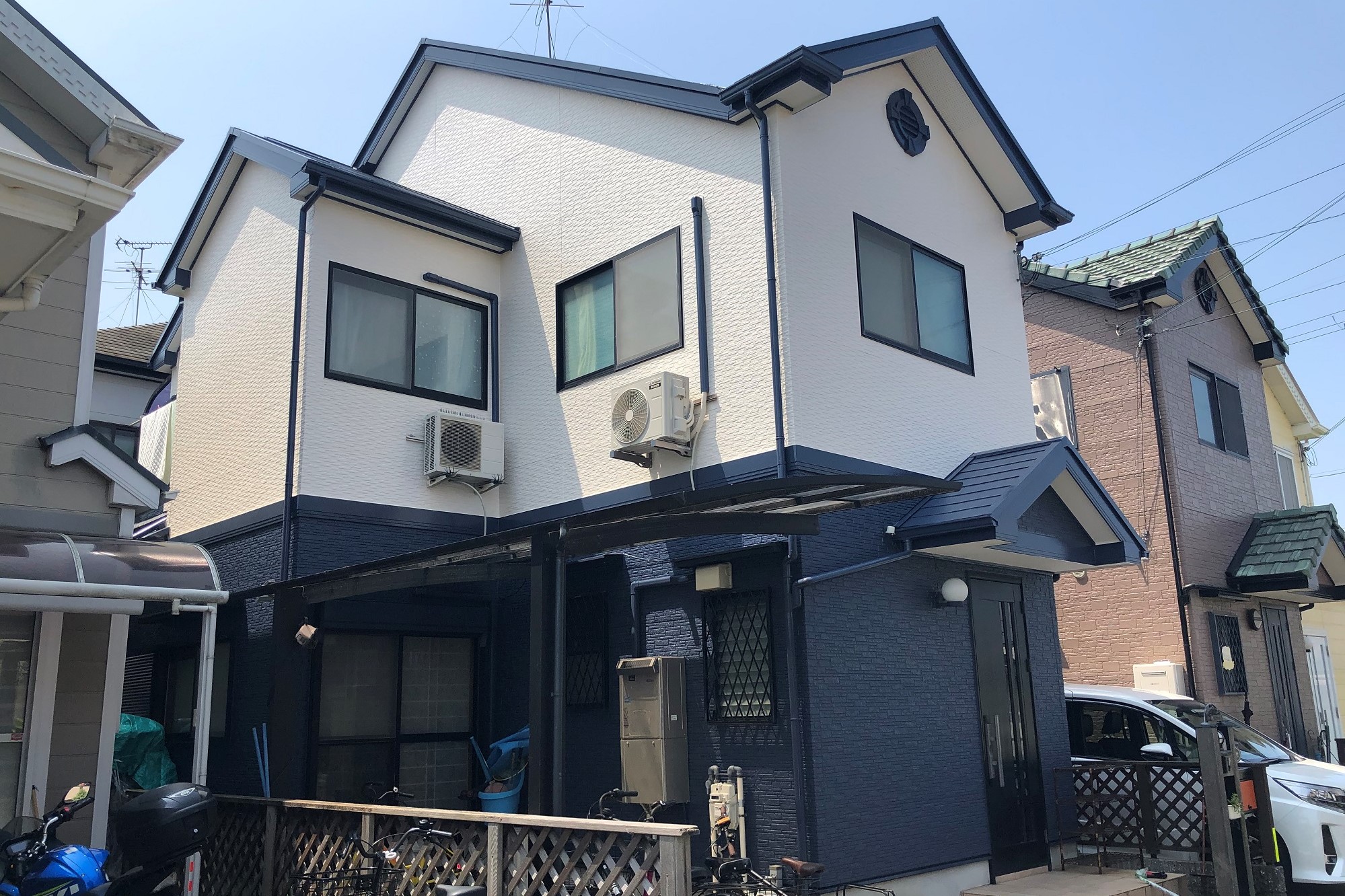 ネイビーと白で、重厚さの中に軽やかさが感じられる事例