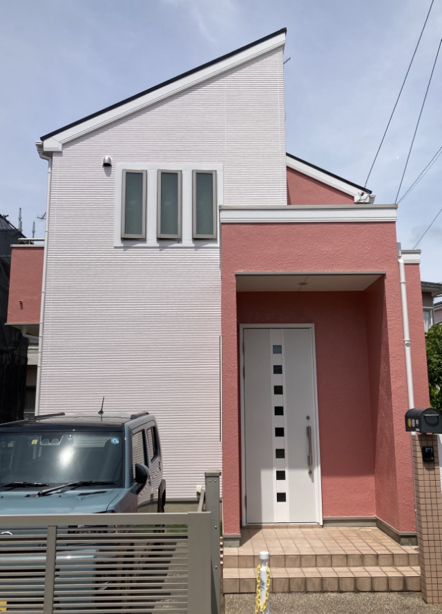 淡いピンクをベースに、玄関周りなどに濃いピンクを取り入れた、やわらかくも個性的な事例