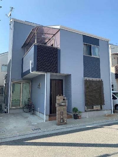 明るめのブルーとネイビーを組み合わせ、全体に清涼感を演出した事例