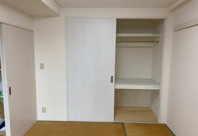 畳を残して押入れをクローゼットにリフォームした事例