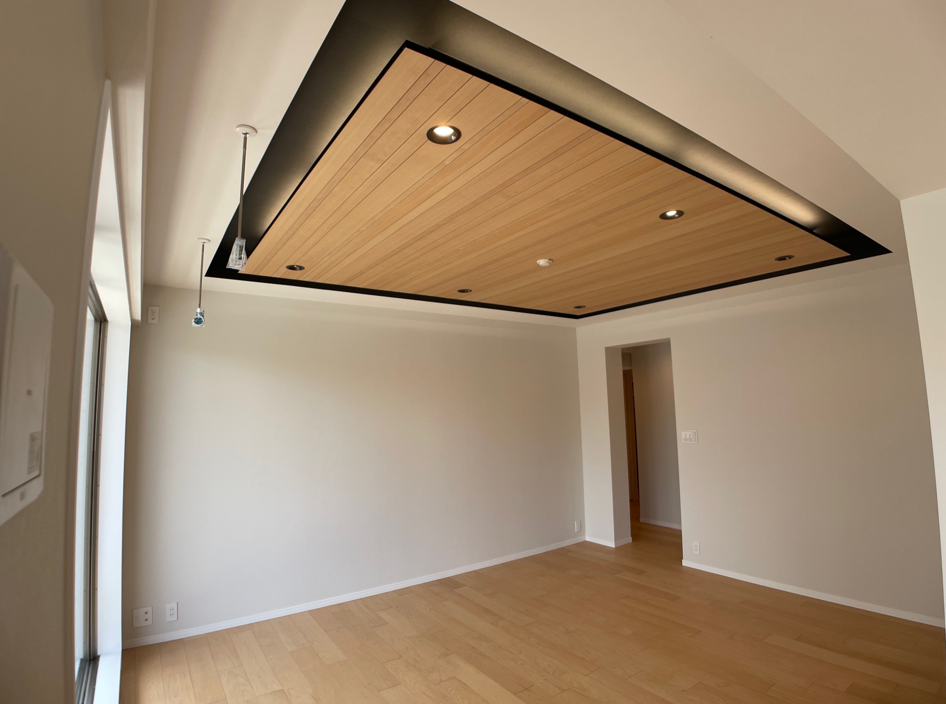 折下げ天井にし、天井板材と間接照明を設置した事例