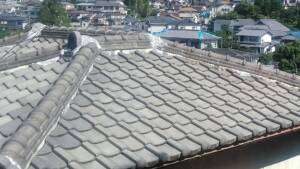 地震で瓦が落下！軽量屋根にリニューアルし雨漏りも解消した事例