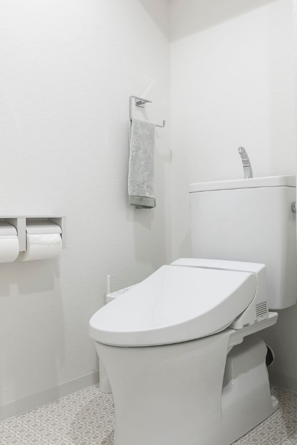 明るい色のトイレ壁紙