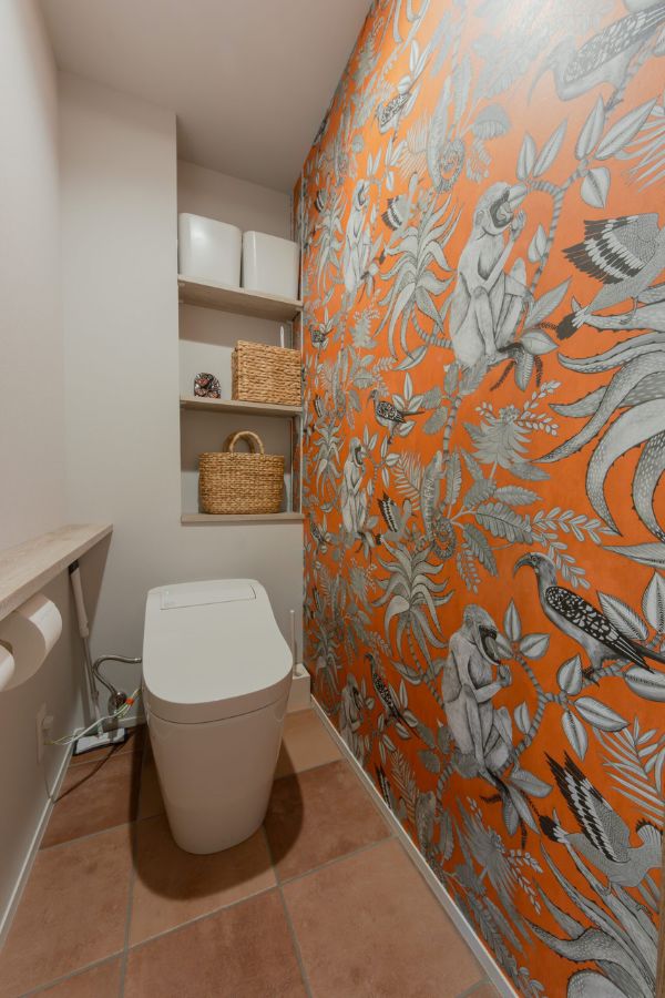 大胆な柄のトイレ壁紙