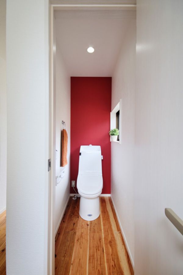 壁１面だけ「赤」のオシャレなトイレスペース