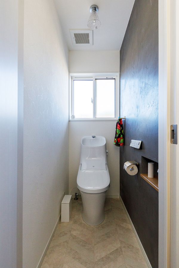 濃いグレーをアクセントにしたトイレスペース