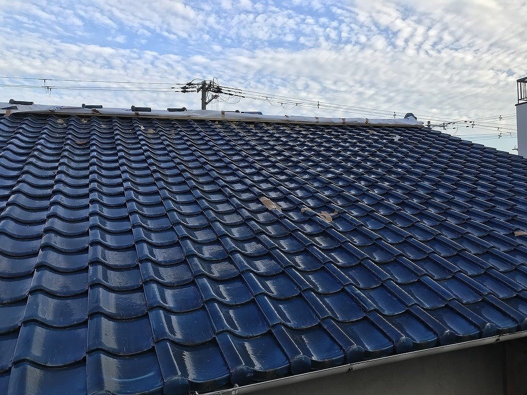 屋根葺き替えの施工事例ビフォー写真(瓦が一部破損している屋根)