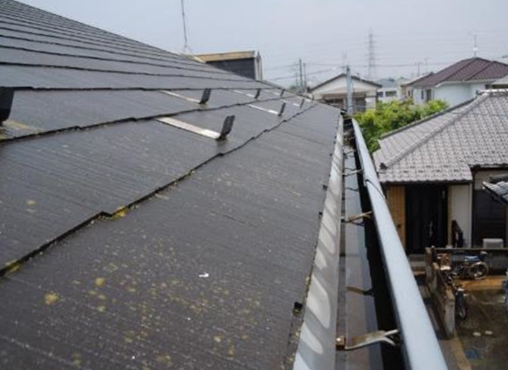 屋根塗装の施工事例ビフォー写真|苔の生えた屋根