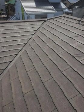 屋根塗装の施工事例ビフォー写真(色落ちや傷みが見られるスレート屋根)