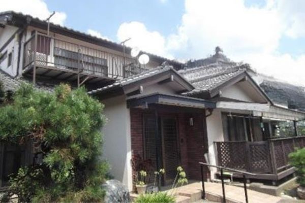 築年数の古い2階建ての戸建て