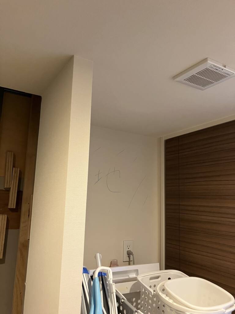脱衣所・収納｜L型キッチンへの変更に伴い、棚を縮小して空間を有効活用
