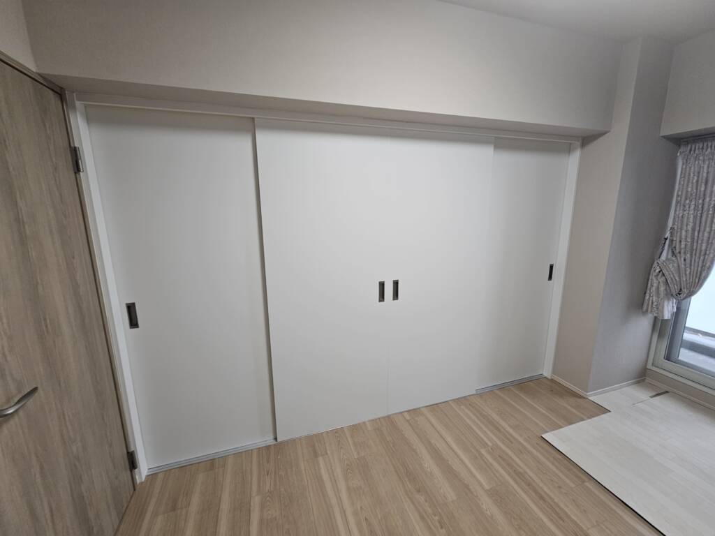 洋室　After 引き戸を閉めた様子