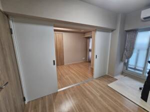 可動式間仕切りで洋室を2部屋に｜暮らしに合わせて使えるマンションリフォーム