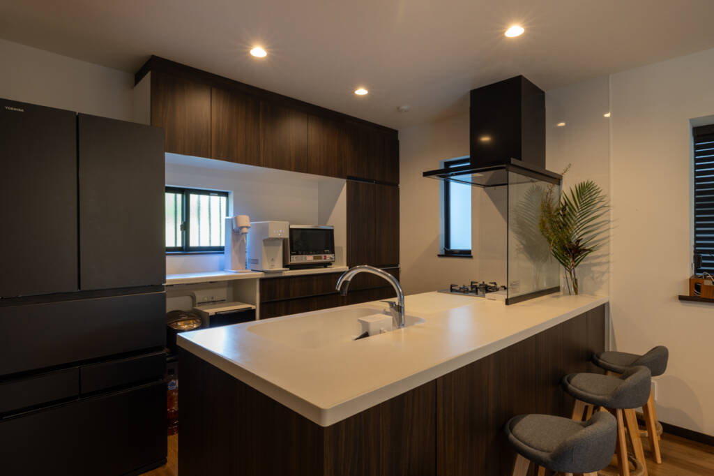 キッチン｜ペニンシュラ型で開放感を実現 After