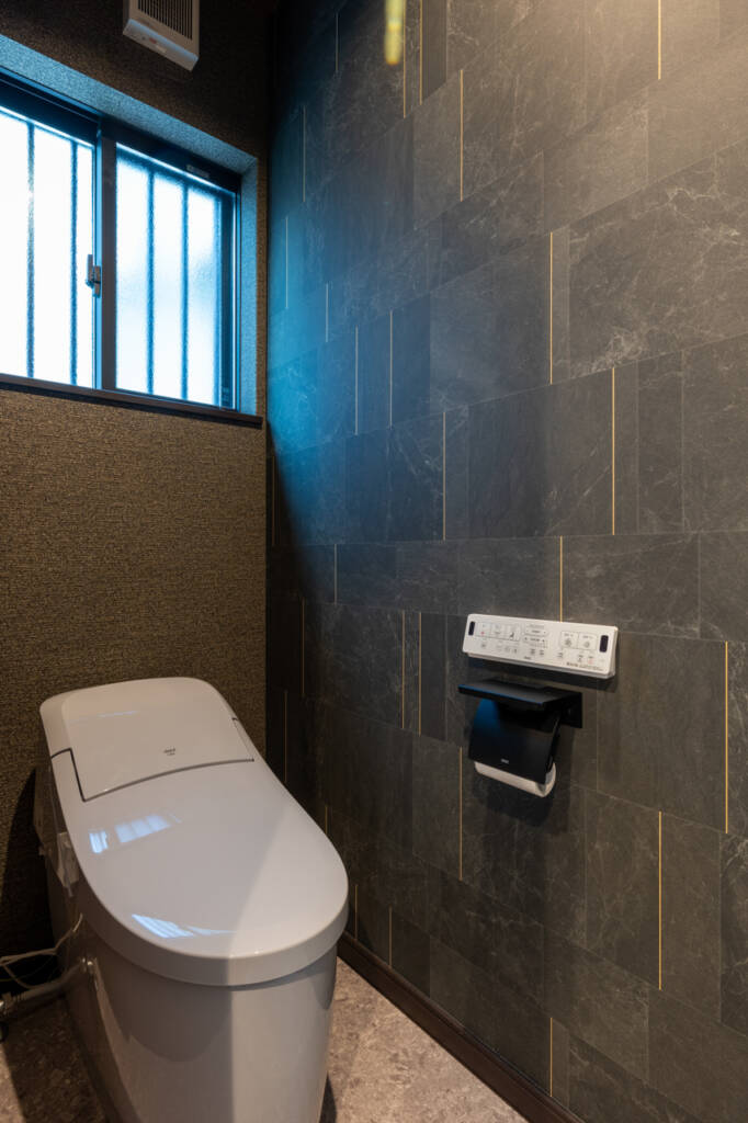 トイレ｜内装の素材感で印象を整えた空間 After