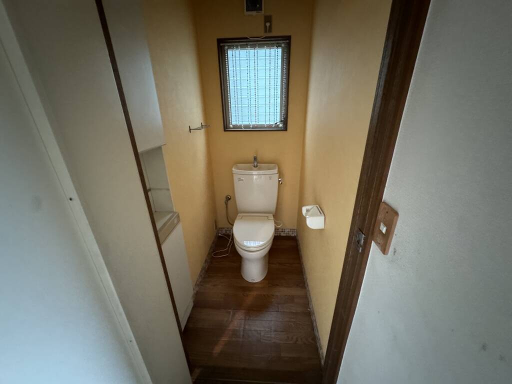 トイレ｜内装の素材感で印象を整えた空間 Before