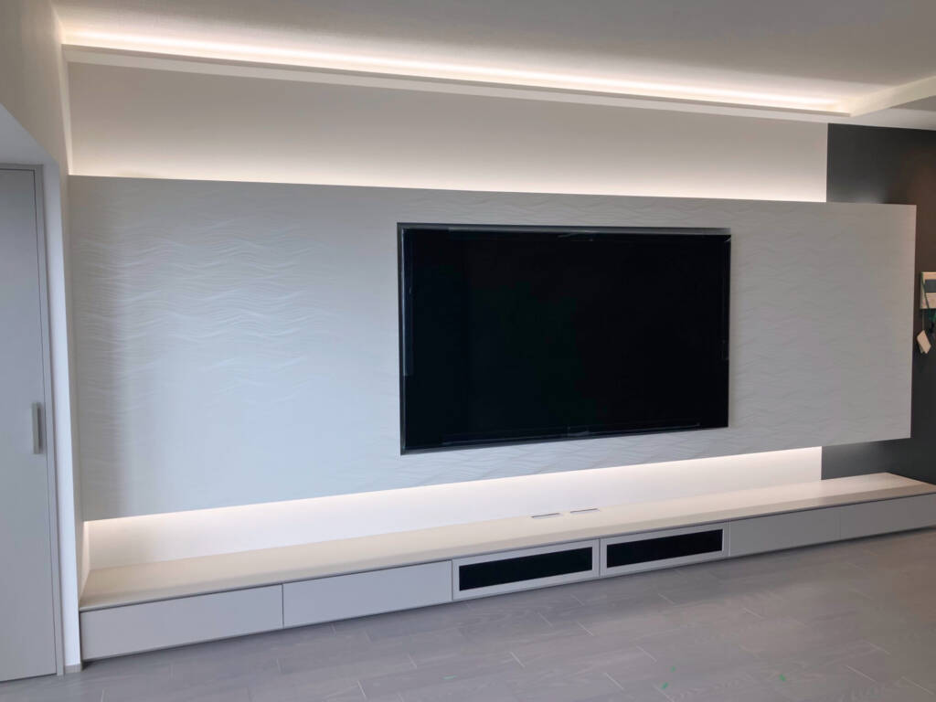 リビング|施主様のイメージを形にした間接照明が映える造作テレビボード